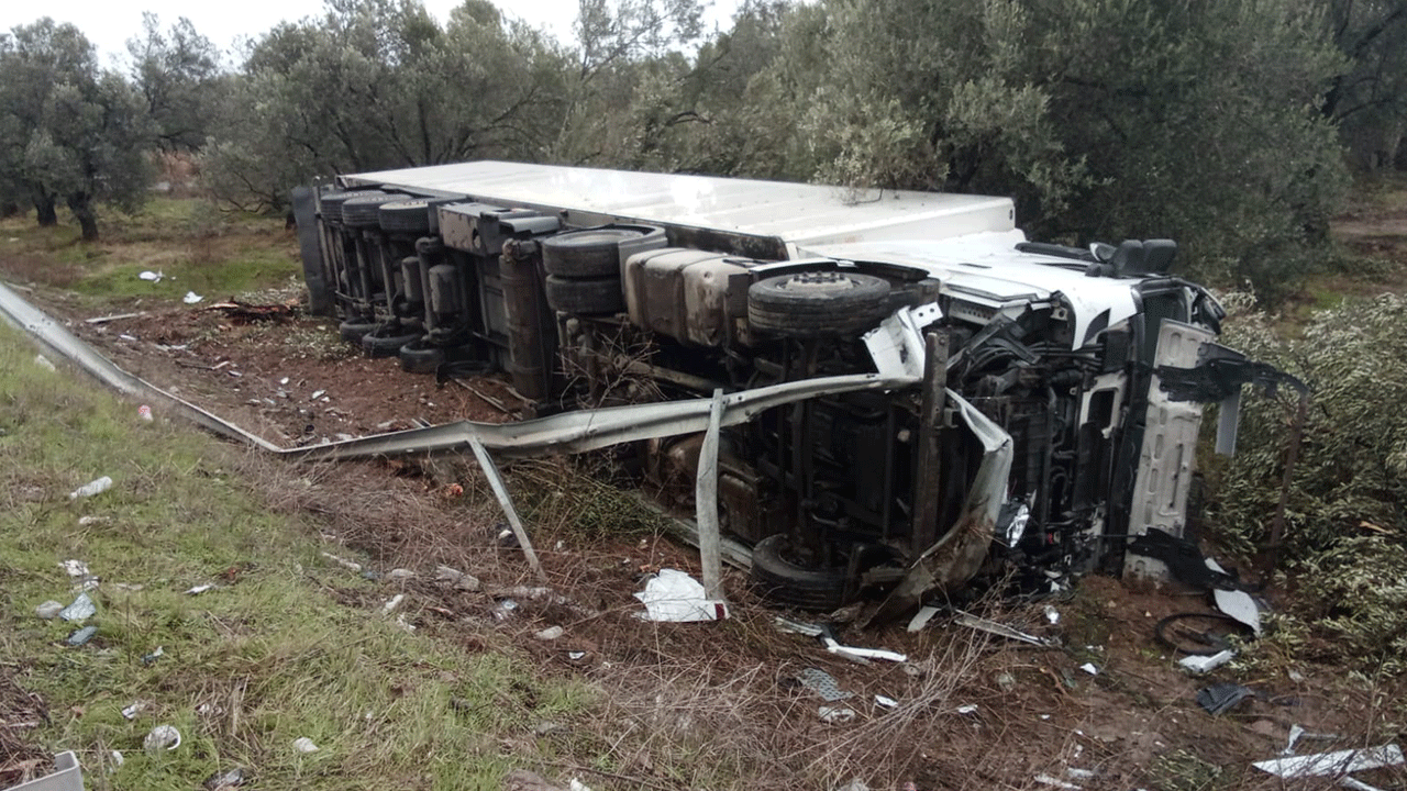 Yabancı plakalı tır kontrolden çıktı! Karşı şeride geçip hendeğe yuvarlandı