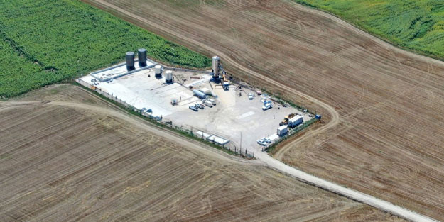 Yabancı şirket yok diye kuyuyu kapattı! Petrol fışkırıyor