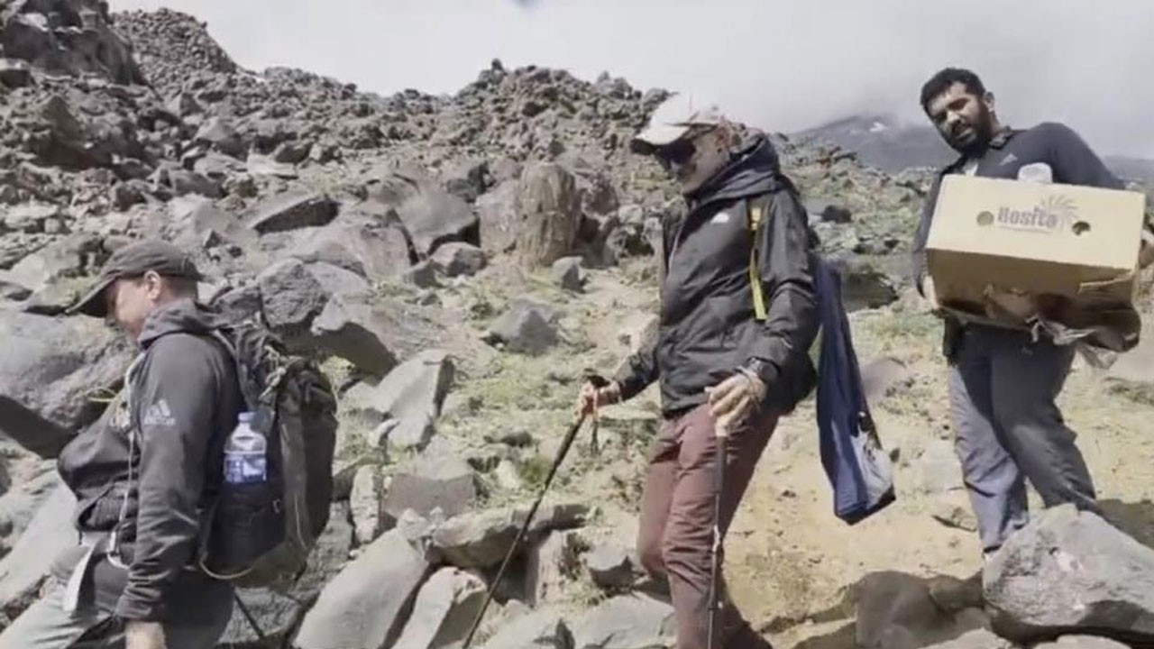 Yabancı turistler Ağrı Dağı çevresini temizledi