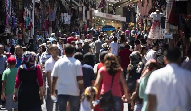 Yabancı turistler Türkiye'de alışverişe doymuyor
