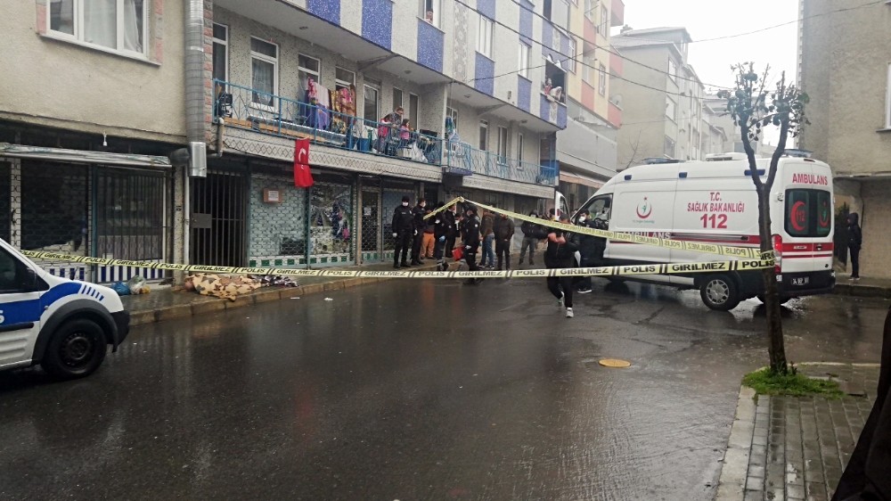 Yabancı uyruklu adam sokak ortasında öldü, vatandaşlar sosyal mesafeyi hiçe saydı 