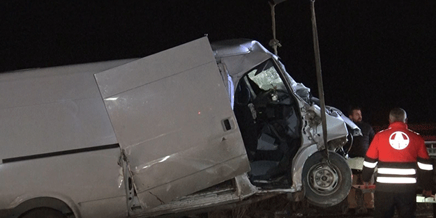 Yabancı uyrukluları taşıyan araç kaza yaptı! 21 kişi yaralandı