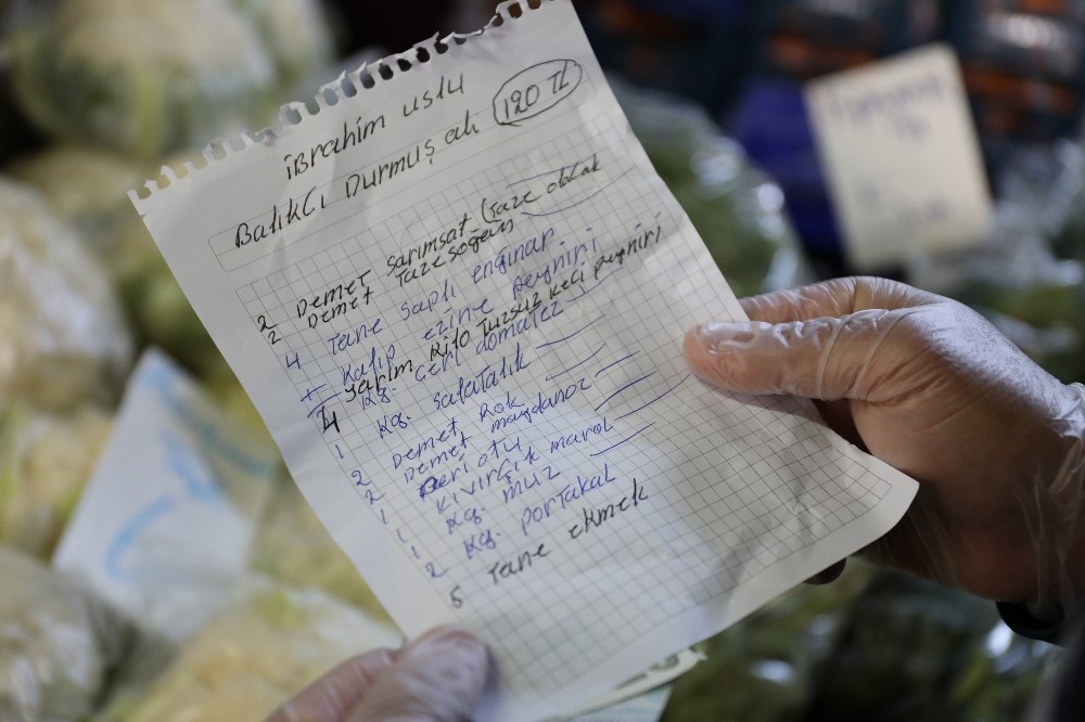 Yabancılar yaşlı Türk komşuları için alışveriş yaptı 