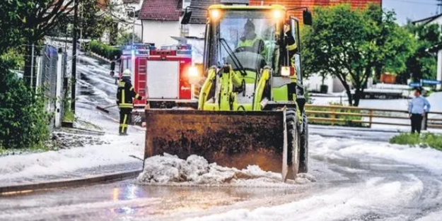Yağan dolu caddeleri beyaza bürüdü
