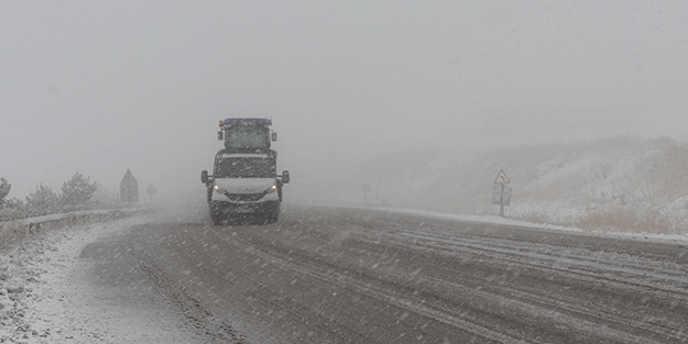 Yağdonduran'da kar yağışı etkili oluyor