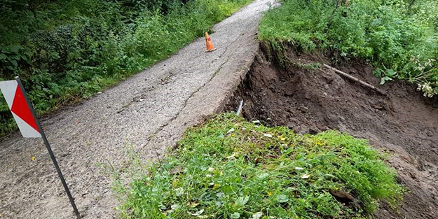 Yağış nedeniyle köy yolu çöktü