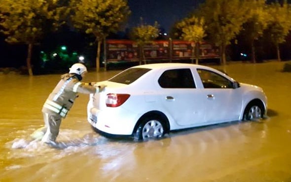 Yağış sebebiyle mahsur kalan araçları itfaiye kurtardı