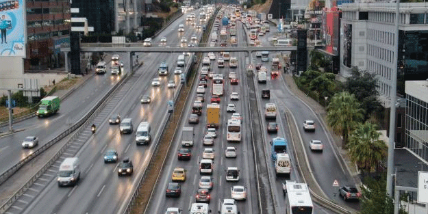 Yağış sonrası İstanbul'da trafik kilitlendi
