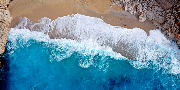 Yağışın etkisiyle Kaputaş Plajı'nda denizin rengi değişti
