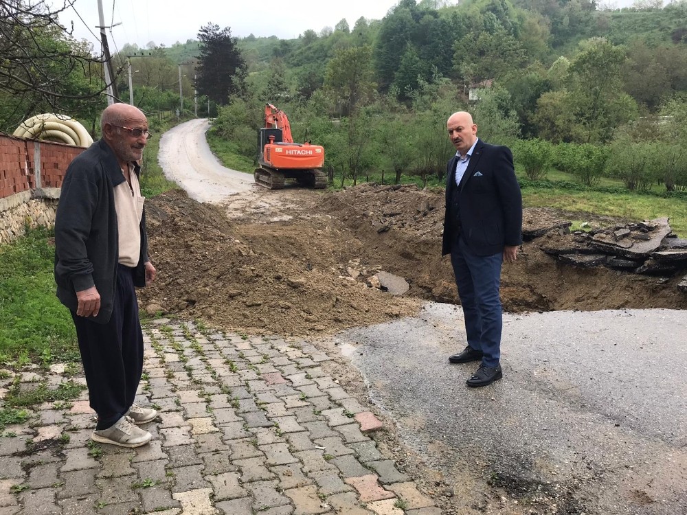 Yağışlar yolu çökertti, ekipler hemen müdahale etti 