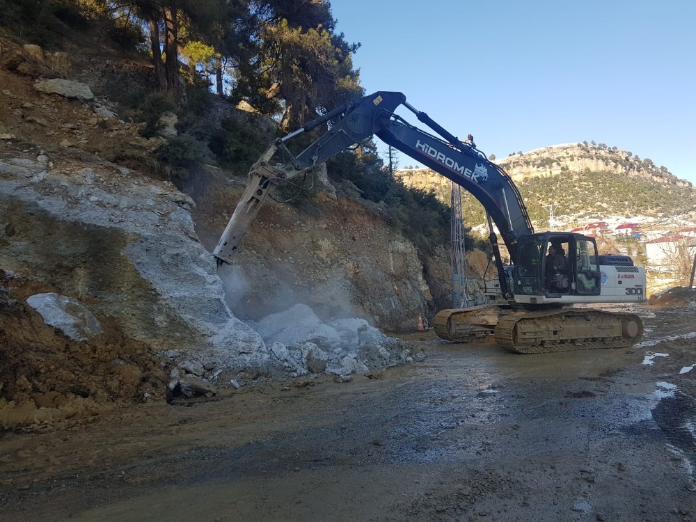 Yağışların zarar verdiği yollar yapılıyor 