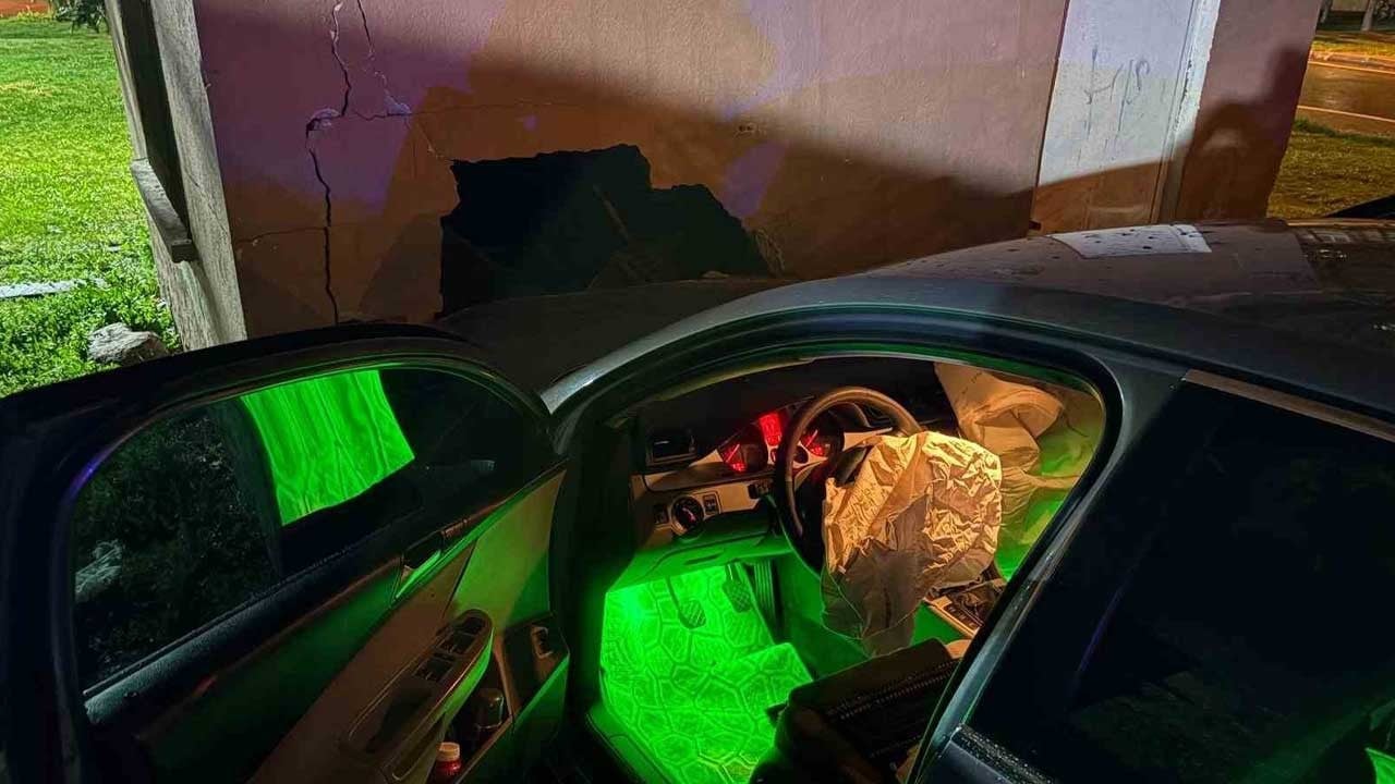 Yağışlı havada kontrolden çıkan otomobil duvara çarptı