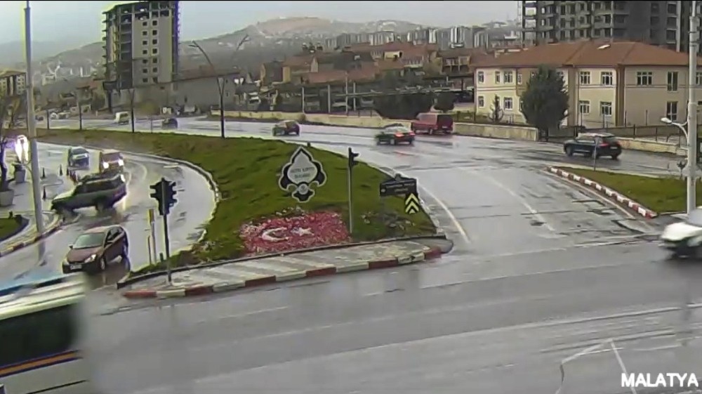 Yağışlı havada yaşanan kaza kameraya yansıdı 
