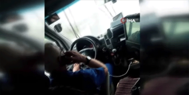 Yağışlı yolda telefonla konuştu, yolcuların canını böyle hiçe saydı