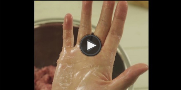 Yağlı elleri temizlemek aslında çok kolay!