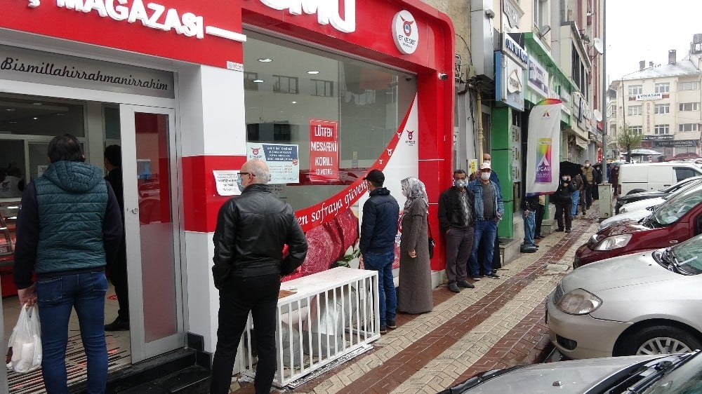Yağmur altında ucuz et kuyruğu 
