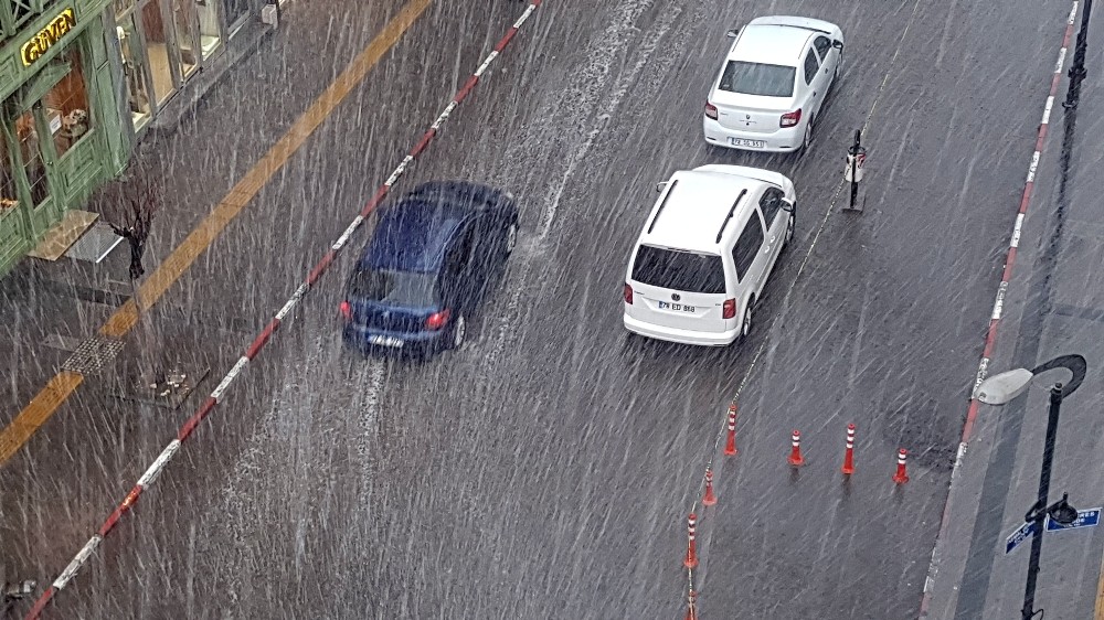 Yağmur aniden bastırdı, yollar göle döndü 