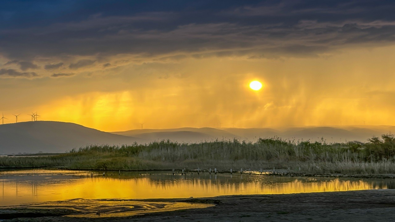 Yağmur bulutları görsel şölen oluşturdu