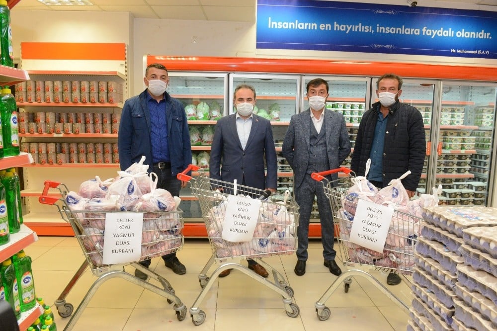 Yağmur duası sonrası kestikleri hayvanları Gıda Bankasına bağışladılar 