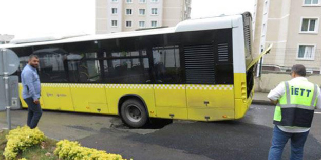 Yağmur etkisi! İETT otobüsü geçerken yol çöktü