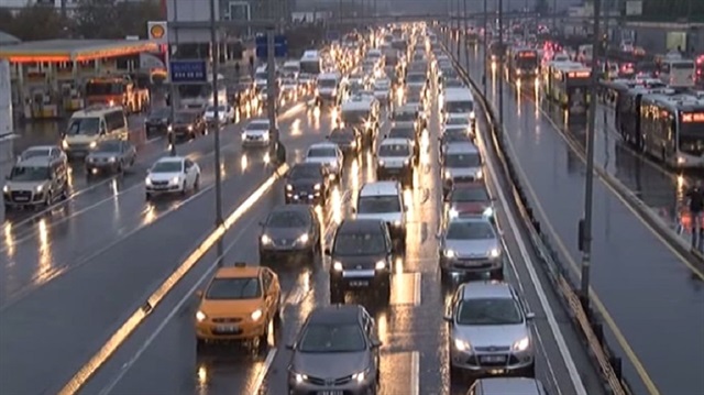 Yağmur İstanbul trafiğini felç etti