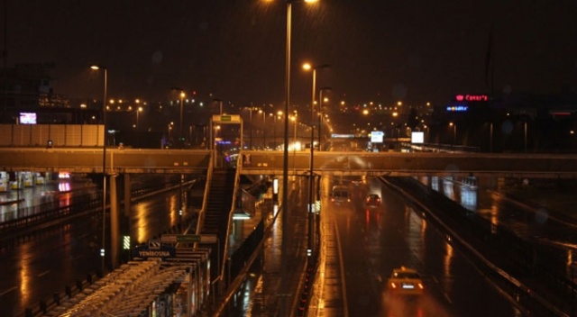 Yağmur İstanbul'da etkisini göstermeye başladı