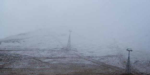 Yağmur kara çevirdi! Kayak merkezi beyaza büründü...