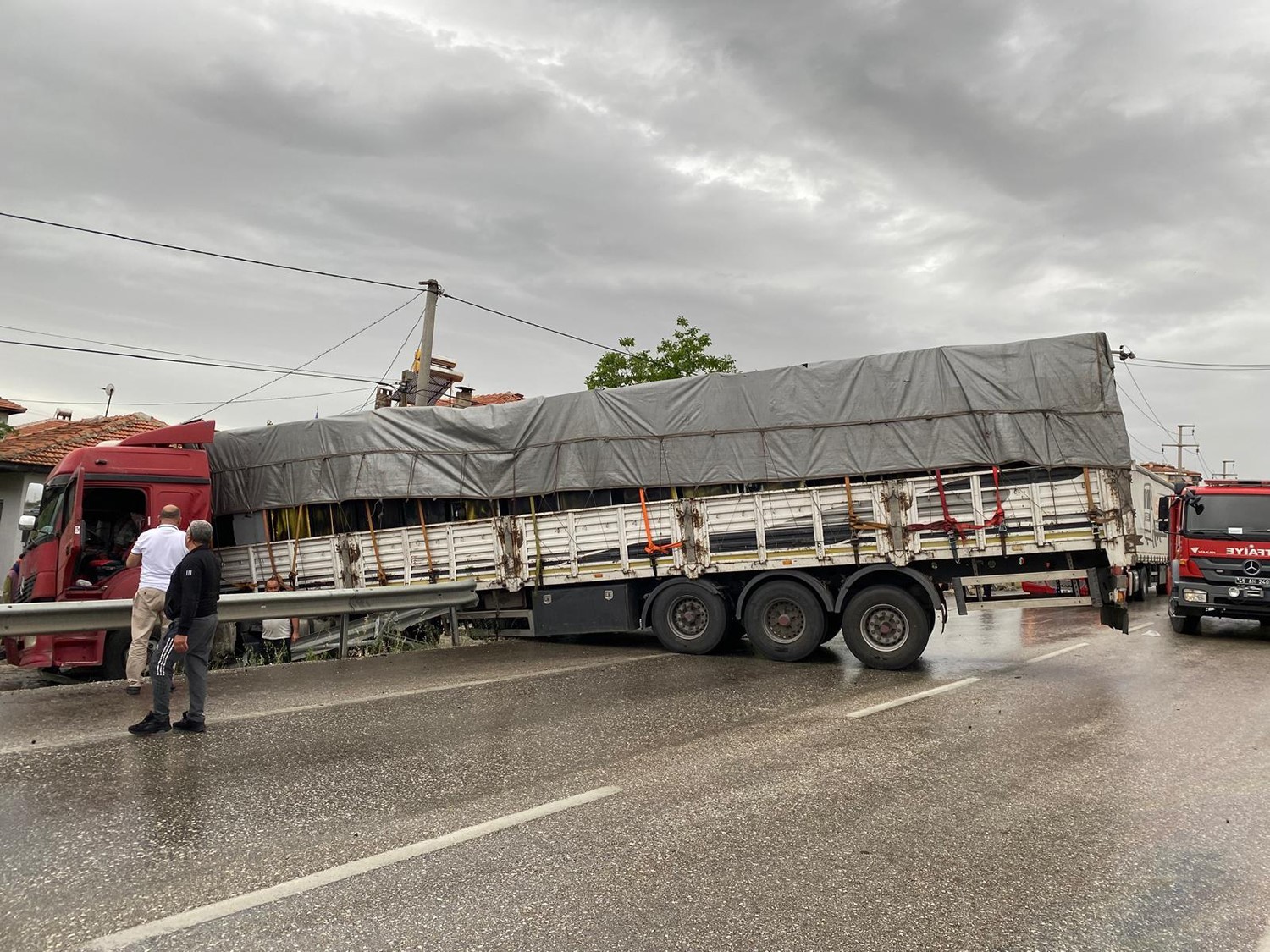 Yağmur kazayı beraberinde getirdi: Tır yan yola devrildi