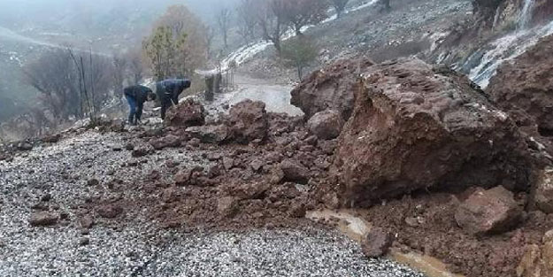 Yağmur nedeniyle düşen kaya parçaları yolu trafiğe kapattı