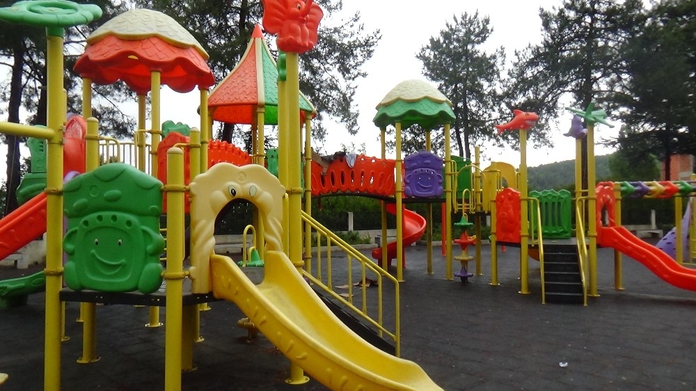 Yağmur nedeniyle parklar ve sokaklar boş kaldı 