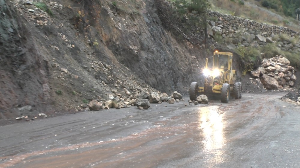 Yağmur sonrası ağaçlar ve kaya parçaları yola düştü 