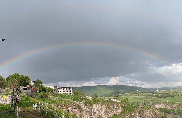 Yağmur sonrası gökkuşağı mest etti
