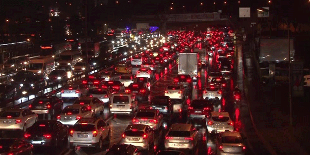 Yağmur sonrası İstanbullu trafikte kaldı