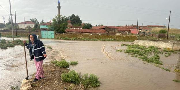 Yağmur sonrası köyü su bastı