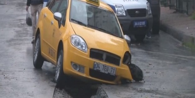 Yağmur sonrası yol ikiye ayrıldı