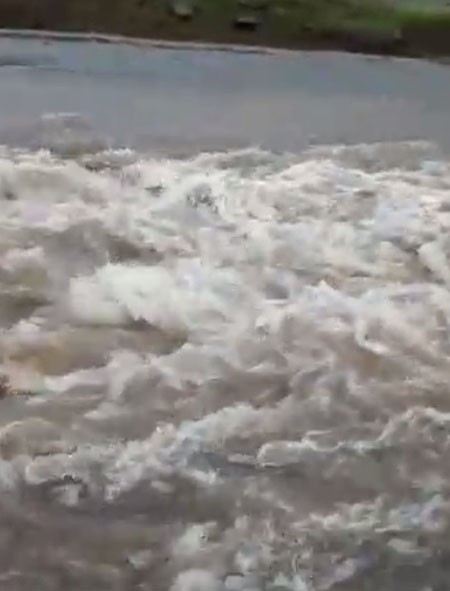 Yağmur suları sel oldu, yolu kapladı 