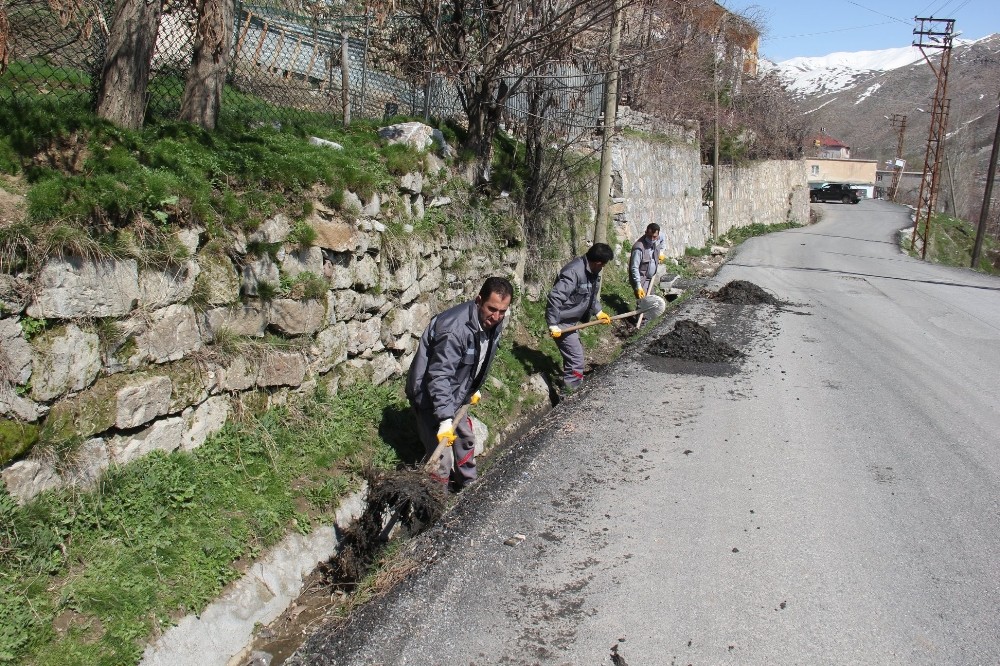 Yağmur suyu hatları ve ızgaralar temizleniyor 