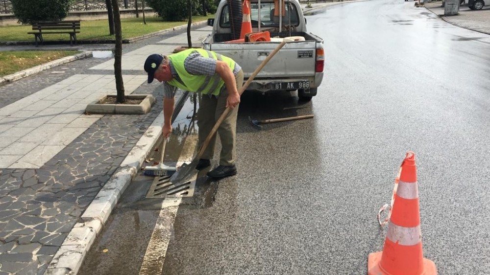 Yağmur suyu mazgalları temizleniyor 