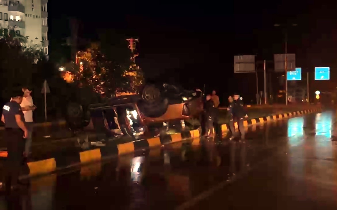 Yağmur yağdı böyle oldu! Aracın taklalar attığı anlar kamerada