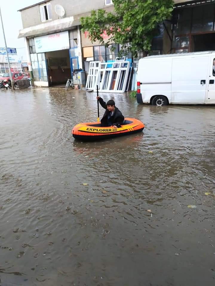 Yağmur yağdı, dışarı deniz botuyla çıktı 