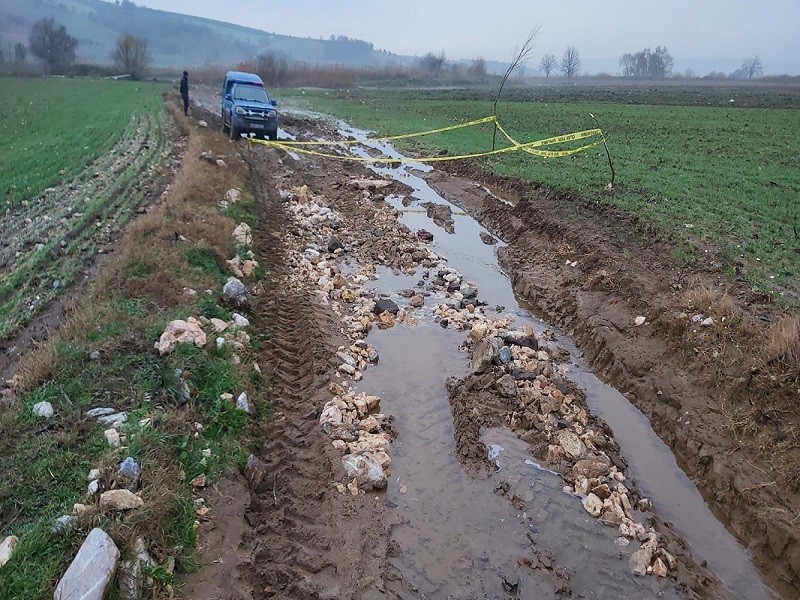 Yağmur yağdı, mezarlar açığa çıktı 