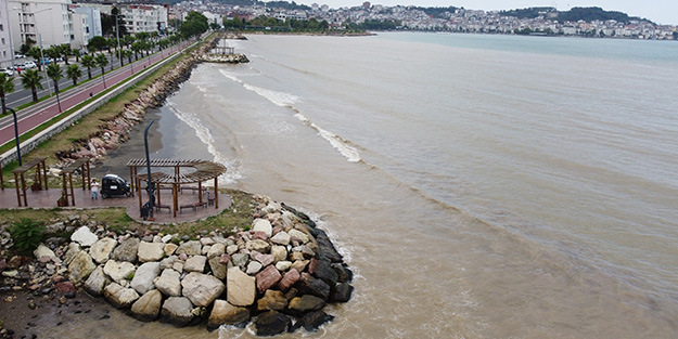 Yağmur yağınca denizin rengi değişti