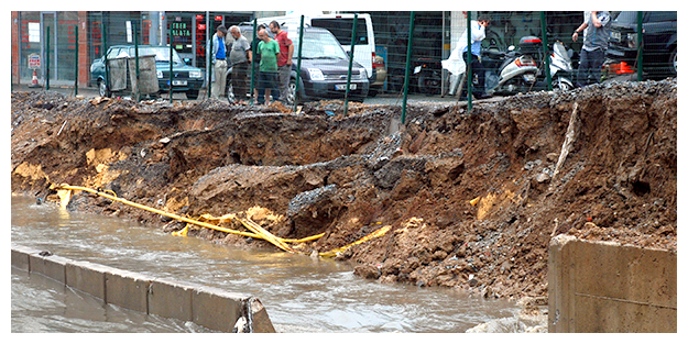 Yağmur yolda bıraktı