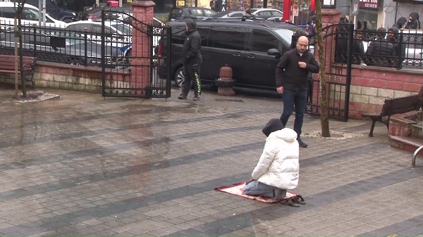 Yağmura aldırış etmedi namazını kıldı