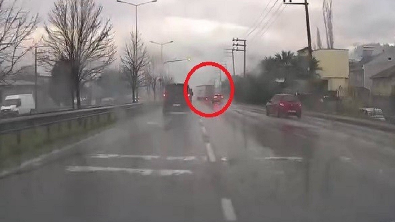 Yağmurda dorsesi kayan tır paniğe neden oldu