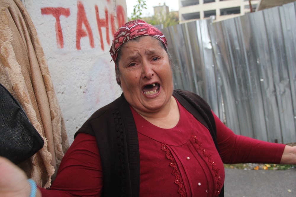 Yağmurda evsiz kalan kadın gözyaşlarına boğuldu 
