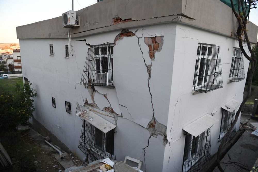 Yağmurda zarar görerek yarıklar oluşan ev yıkıldı 