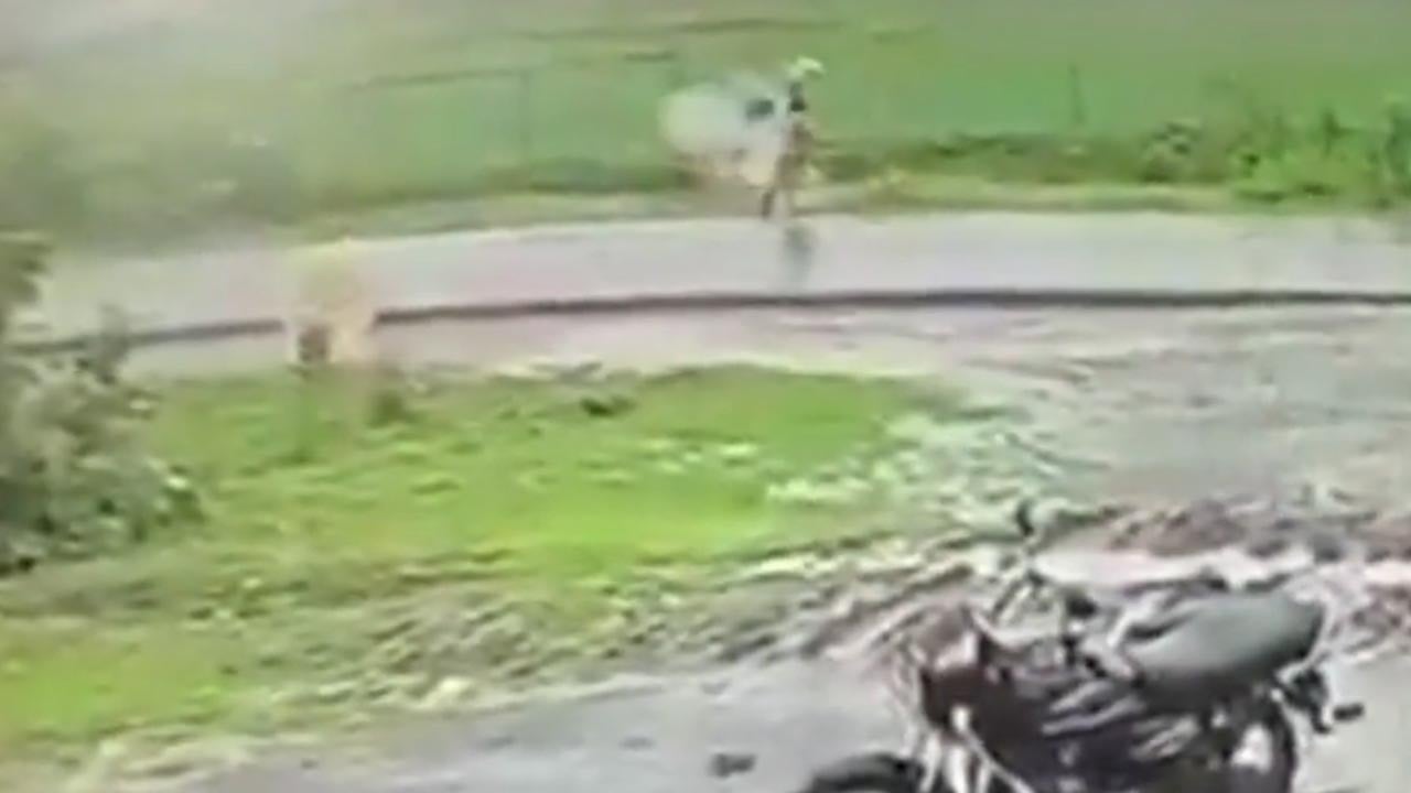 Yağmurdan korunurken yıldırıma yakalandı! Başına koyduğu tencere canına mal oldu