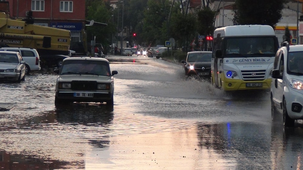 Yağmurla birlikte peş peşe kazalar oldu, uzun araç kuyrukları oluştu 