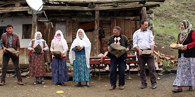 Yağmurla birlikte tepeden düşen kayalar köylülere korku yaşattı